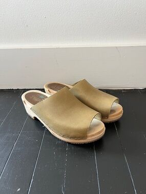 Women’s Tan Leather Open-Toe Clog Mules